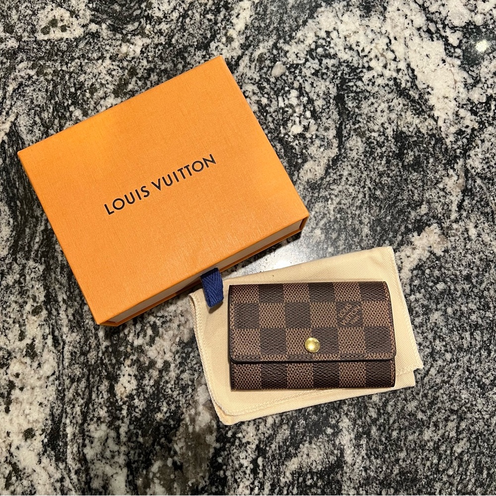 EUC Louis Vuitton 6 Key Holder in Damier Ebene with packaging